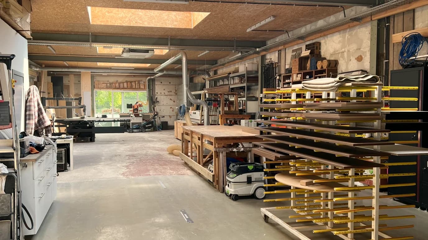 De echte werkplaats van BrothersBuild met werkbank, drooghekken en machines